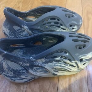 Yeezy Foam Runner Moon Grey Mens Size 6